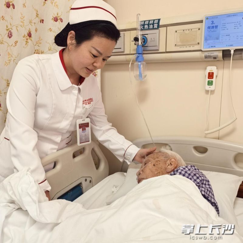 从青涩护士到国家级专科护士培训基地负责人，莫萍在精准护理里渗透人文的温度，以变革思维去挑战护理管理命题。 长沙晚报通讯员 曹璇绚 摄