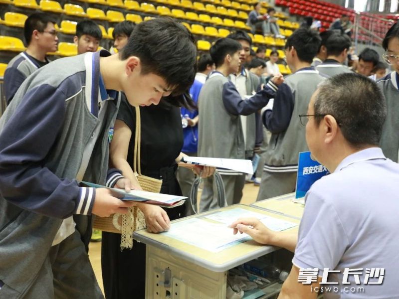 高校老师认真回答学子问题。