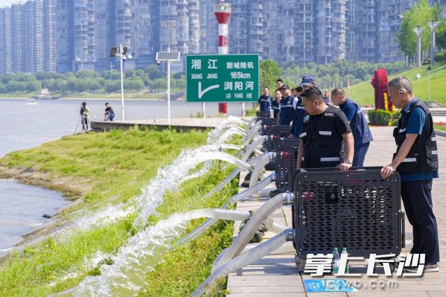 基层应急救援队伍展开实战较量。