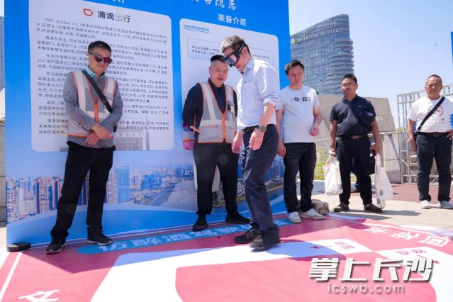 市民在仿醉酒体验区体验。