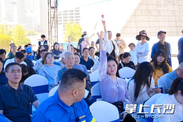 抢答环节，观众们十分踊跃。