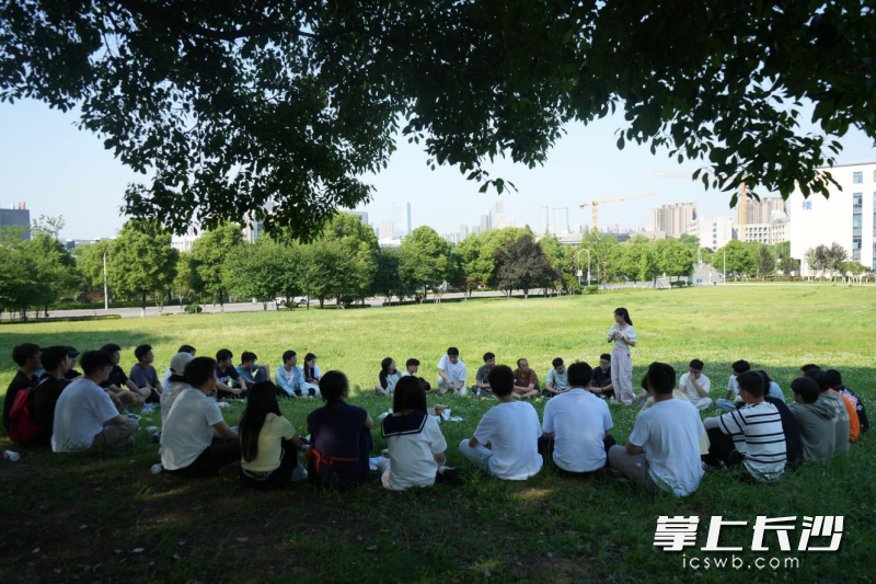 团员青年们围绕民航建设展开思想碰撞。