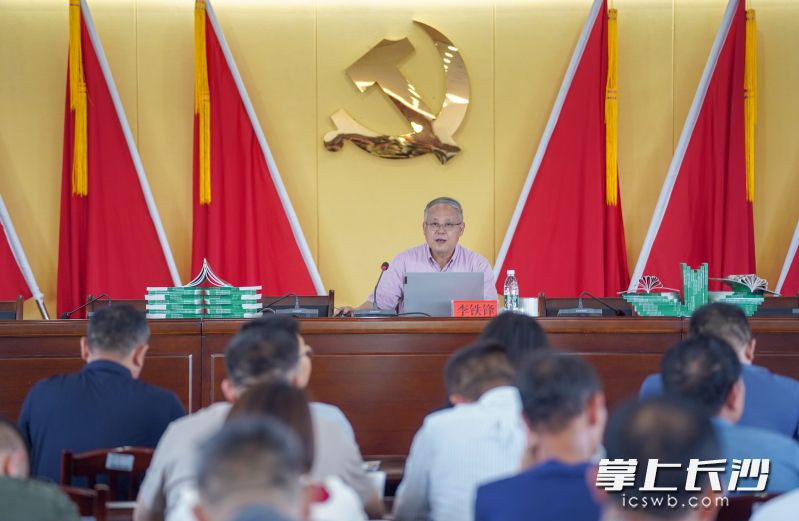 中国地质灾害防治与生态修复协会副秘书长、教授级高级工程师、理学博士李铁锋授课。 长沙晚报全媒体记者 易亿 摄