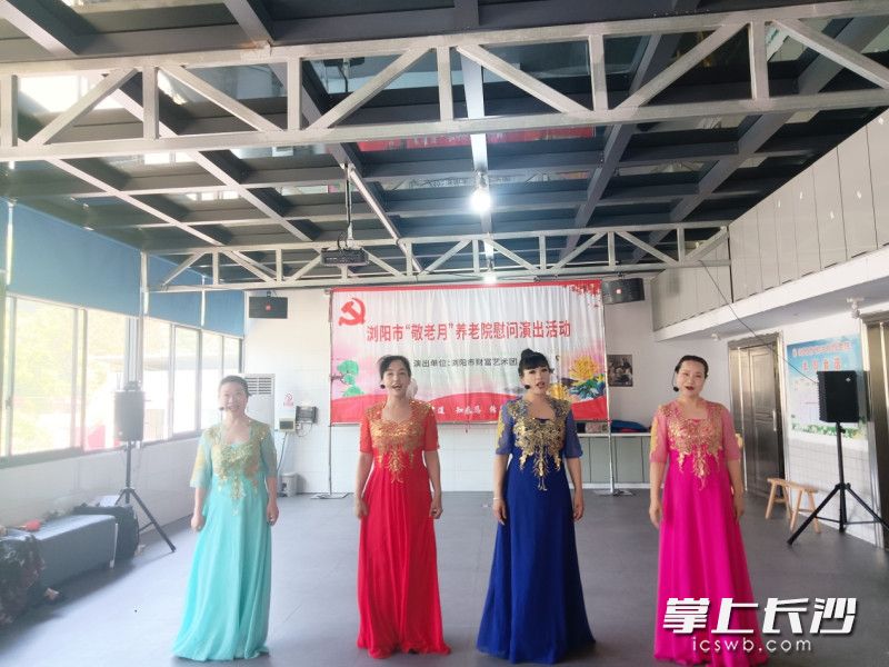 图为慰问活动现场。