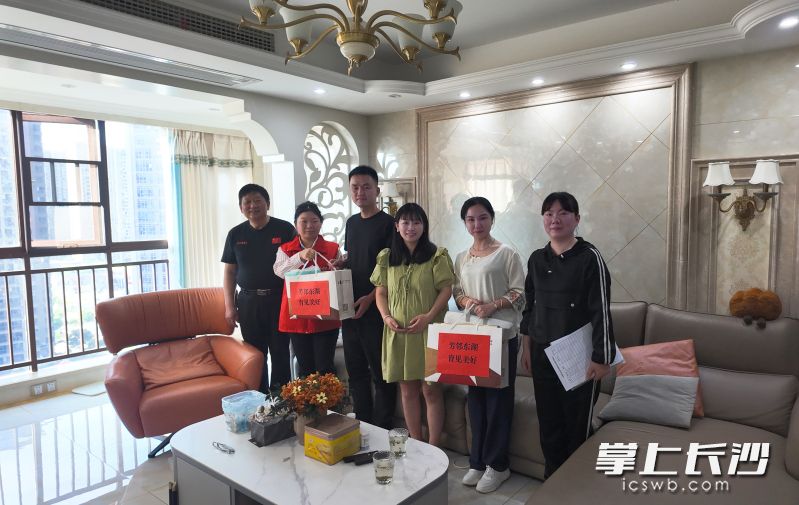 “数赋村社” 平台精准助力，社区上门为孕晚期妇女送大礼包。望城区东湖路社区 供图