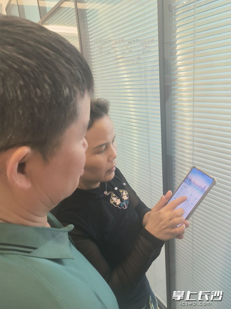 社区网格员在使用“数赋村社”平台。望城区斑马湖社区 供图