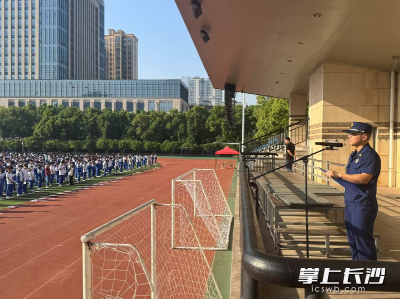 芙蓉消防为师生上安全课。 长沙晚报通讯员 胡廷威 摄