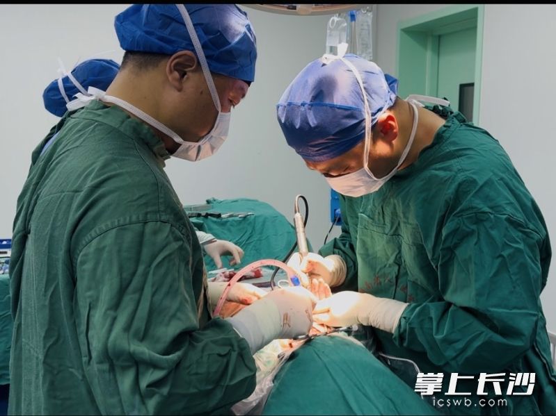 湖南省人民医院骨科五病区脊柱专科团队为郑先生实施手术。长沙晚报通讯员 张文霞 王桂香 供图