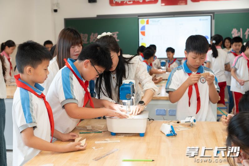 雷锋汇智实验小学的同学们在上“超级工匠”课。