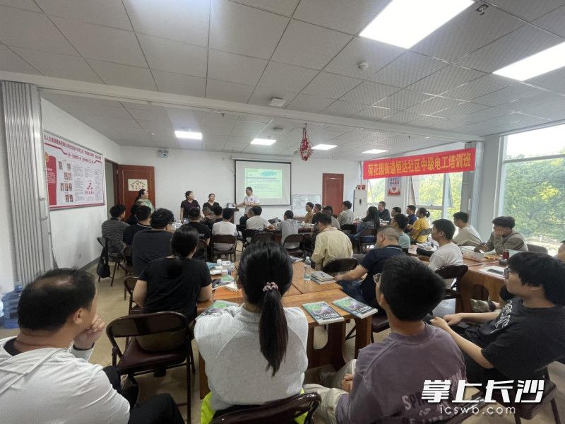 图为开展中级电工培训班线下学习现场。