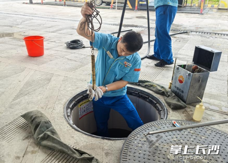 工作人员正在进行防汛检查。均为长沙晚报通讯员 朱佑玲 薛凯旋 供图