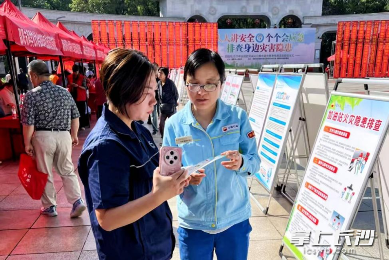 湖南销售邵阳分公司通过发放手册、现场讲解等形式普及应急知识。