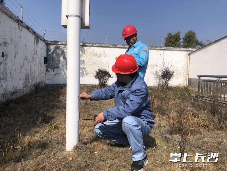 工作人员在各地加密排查排水系统、山体护坡隐患。