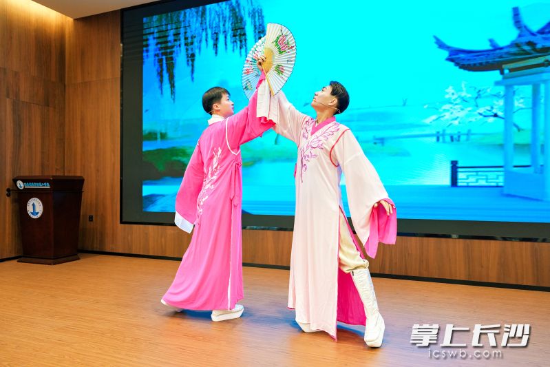 盛景雄老师与搭档现场演绎梁祝经典桥段《十八相送》。