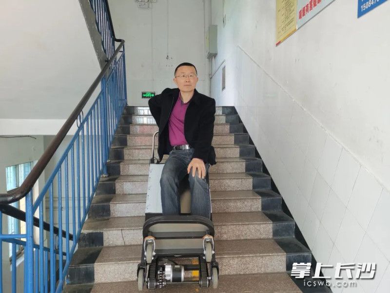多年前，彭学文因膝盖病变，为了上下楼方便，他自费购买了一台爬楼机。 长沙晚报通讯员 周正茂 摄