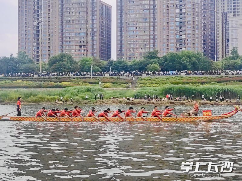 沿岸观众如潮。 长沙晚报全媒体记者 李卓 摄