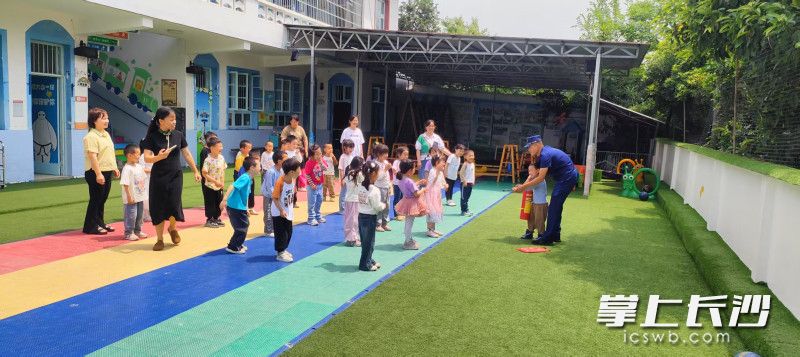 消防员为幼儿上消防安全课。 均为长沙晚报通讯员 胡宇波 供图