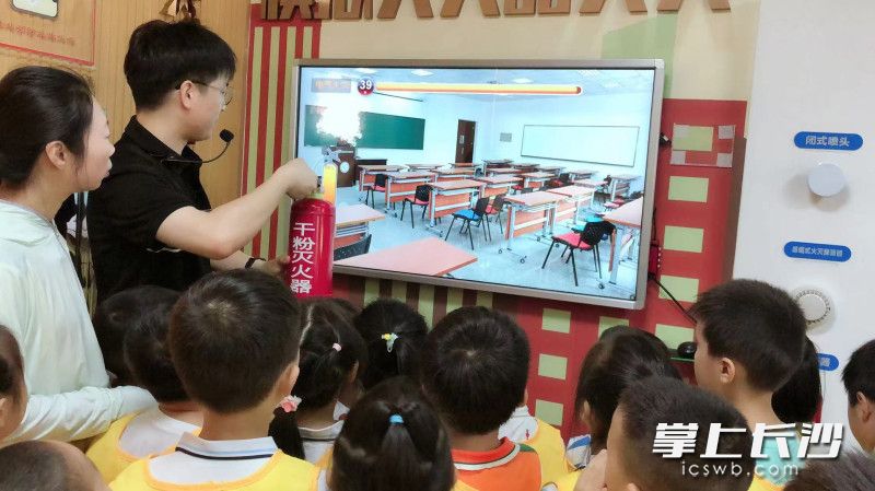 小朋友在消防安全科普教育馆参观学习。