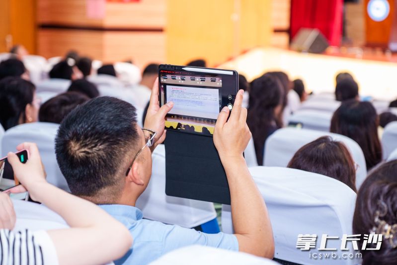 今日上午，由长沙市教育科学研究院主办、长郡芙蓉中学承办的长沙市申报第六届湖南省基础教育教学成果奖专题培训启动。长沙晚报通讯员 周露 摄