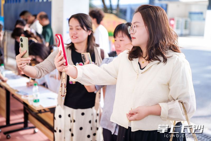 全市超300名市教育局直属中小学教科研负责人、各区县（市）老师参加。