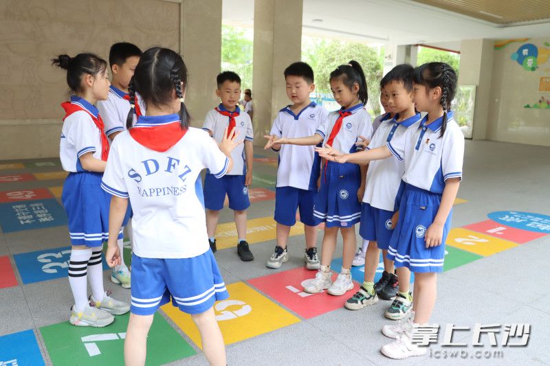 随着夏季来临，教学楼公共区域和走廊空间上新的“地板游戏”深受学生欢迎。均为通讯员 赵冰莹 供图