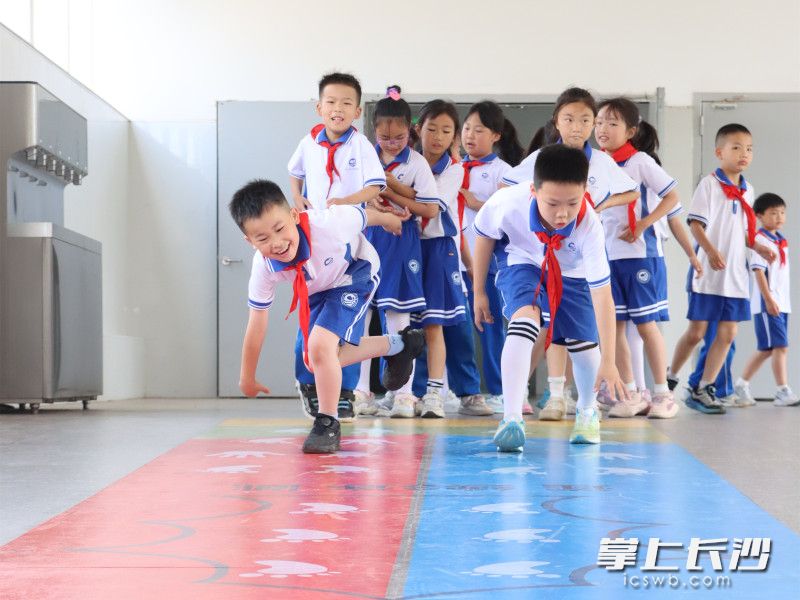 学生们开心组队，开启“快乐课间15分钟”模式。