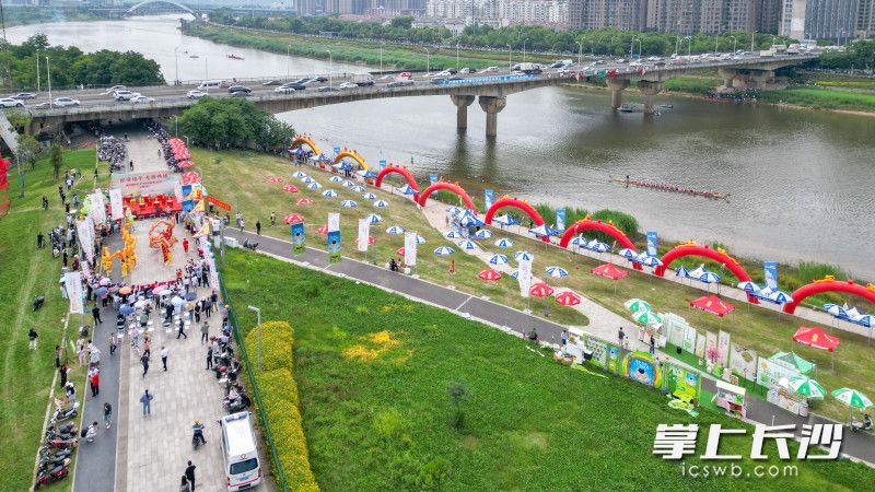 鸭子铺龙舟协会、防汛救援队成立，民间组织的这场赛事活动秩序井然，热闹平安。 长沙晚报全媒体记者 易亿 摄
