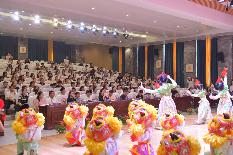 今日，中国少年培育联盟兴发教学研讨暨学校生命化课堂开放活动在长郡雨花外国语第二附属小学举行，照片由学校提供