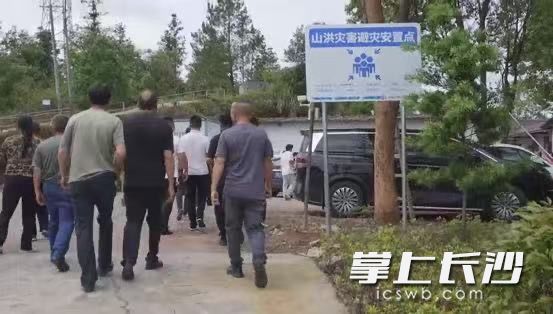 “受灾”群众在引导下有序转移至临时安置点。长沙晚报通讯员 黄伟 孙斯 供图