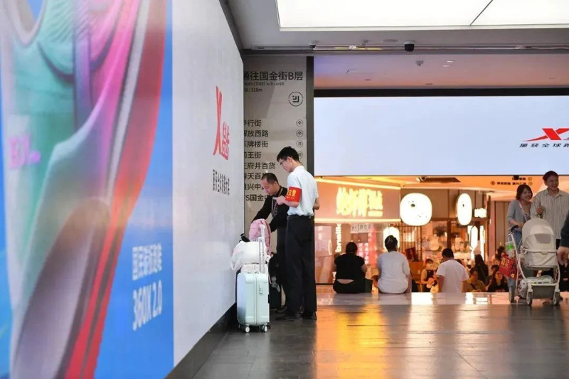 5月7日下午，国金街工作人员及志愿者在整理行李箱。图片均来自“长沙发布”微信公众号。