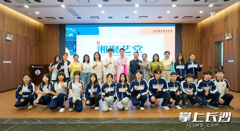 同学们和老师在课堂上合影留念。