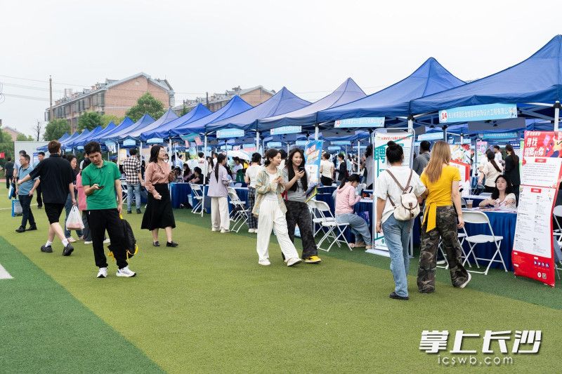 雨花区内193家优质企业参会开展现场招聘，吸引了辖区内7所高职院校应届毕业生、各街镇社区各类求职者3000余人现场选岗求职。  均为长沙晚报全媒体记者周游摄