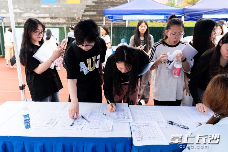 招聘会重点聚焦本地产业发展需求与高校毕业生专业特点，采取“线上+线下”双渠道模式。