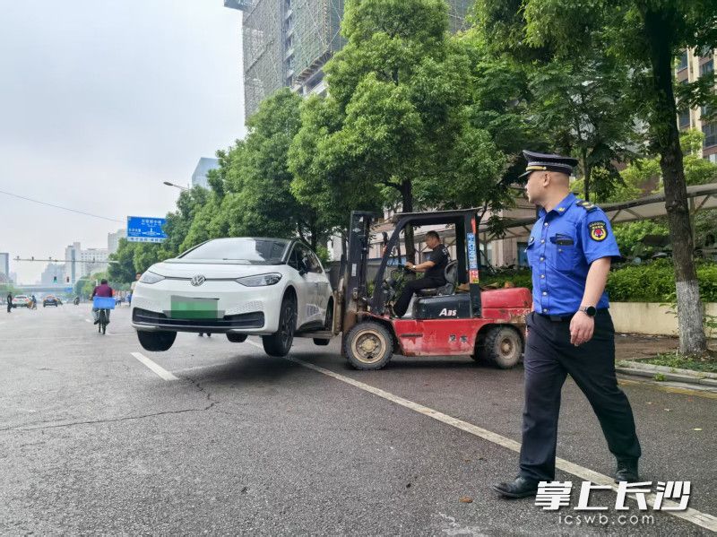 截至上午10时累计劝离车辆100多台，叉车转移“僵尸车”9台。