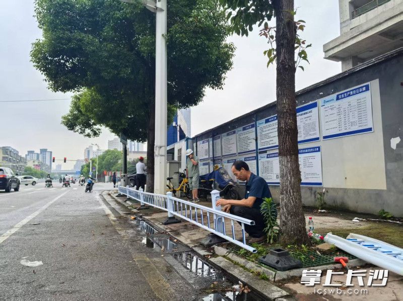 现场安装隔离栏。