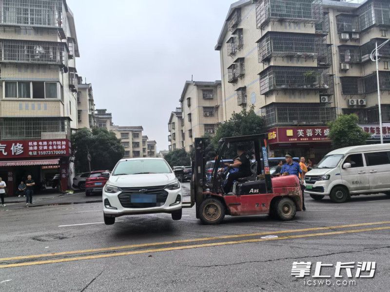 雨花区高桥街道联动多部门进行石坝路违停整治。 均为全媒体记者 周游 摄