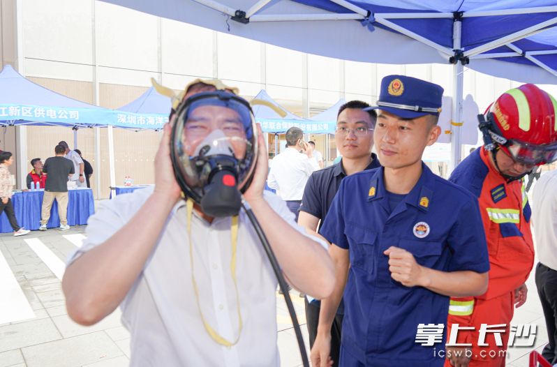 市民学习佩戴防烟面罩。 长沙晚报通讯员 刘雅莉 摄