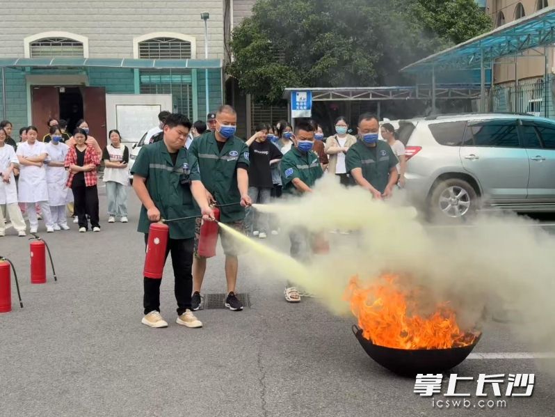 工作人员在进行灭火实操培训。长沙晚报通讯员 胡宇波 摄