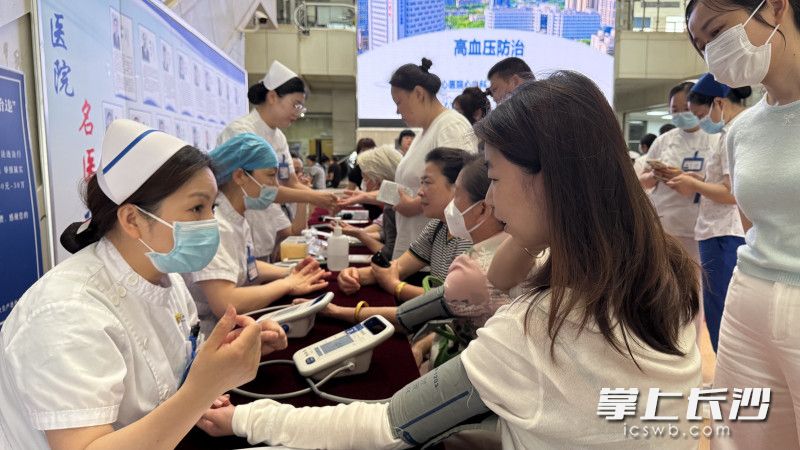 活动中发现，当下年轻人越来越重视对高血压的预防，积极主动测量自己的血压。