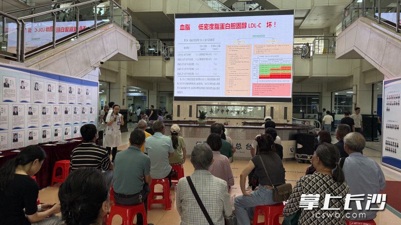 长沙市中医院举办的“科学防控高血压，守护生命‘压力线’”科普宣传公益活动吸引周边群众前来参与。均为通讯员供图