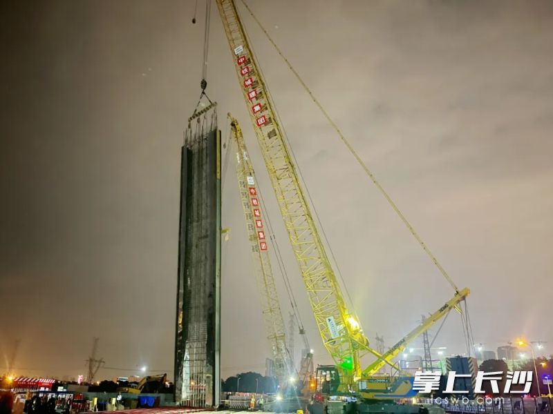 长沙地铁4号线北延金星路东延线站首幅地连墙成功入槽。均为长沙晚报通讯员 郑维 摄