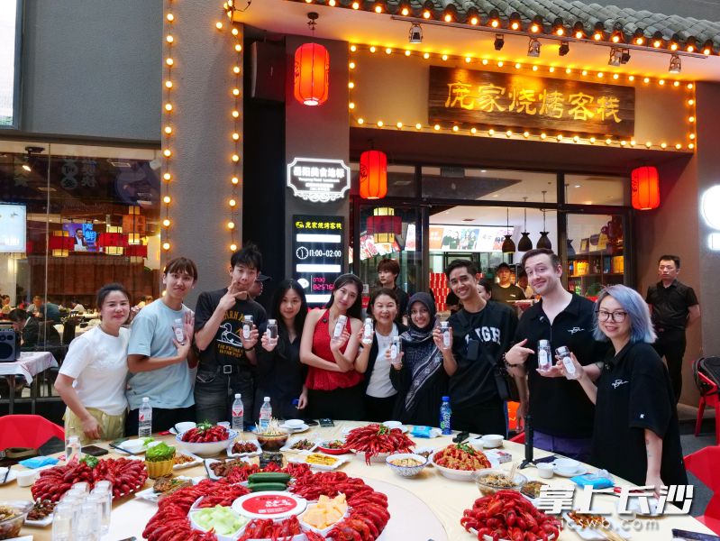 外国网红品尝岳阳小龙虾。 外国网红品尝岳阳小龙虾。