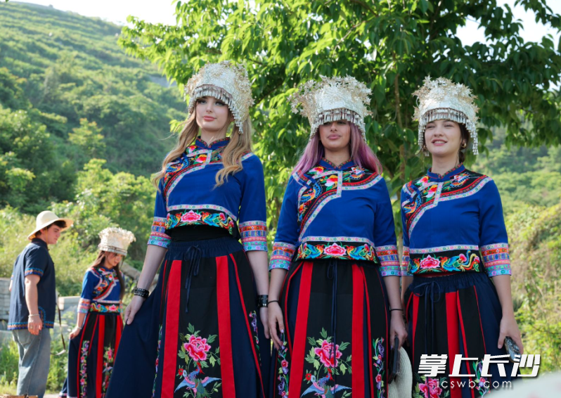 外国网红体验土家族服饰。 外国网红体验土家族服饰。