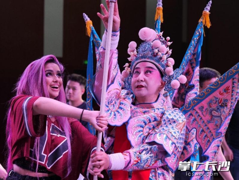 美国歌手朱丽叶和巴陵戏老演员学习“耍花枪”。均为主办方供图 美国歌手朱丽叶和巴陵戏老演员学习“耍花枪”。均为主办方供图