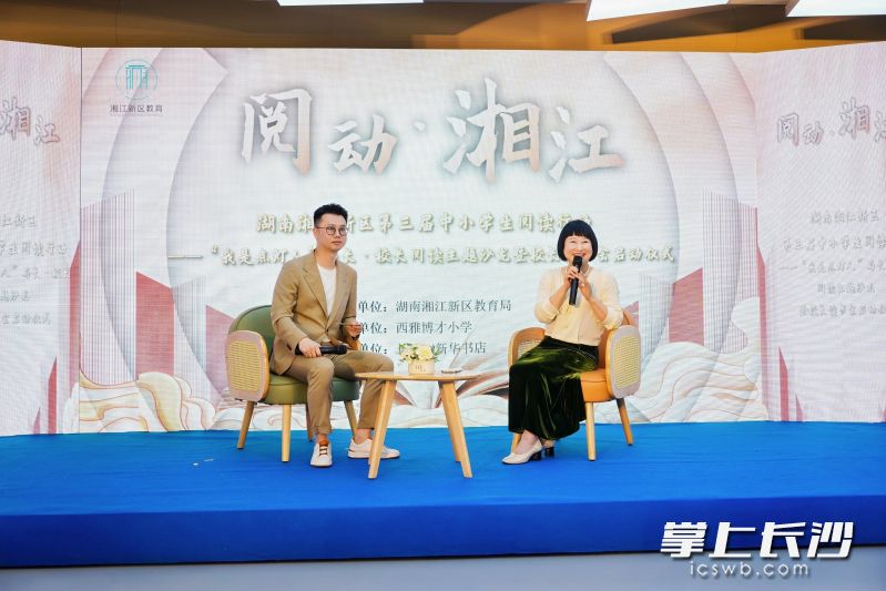 主持人与著名诗人张战进行对话。