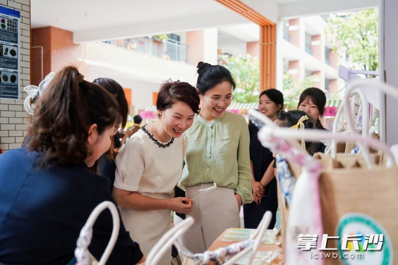 西雅博才小学校园内，一个个“诗歌小铺”引起了与会嘉宾的关注。 均为长沙晚报通讯员胡赛花供图