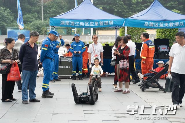 咨询展台前市民络绎不绝。