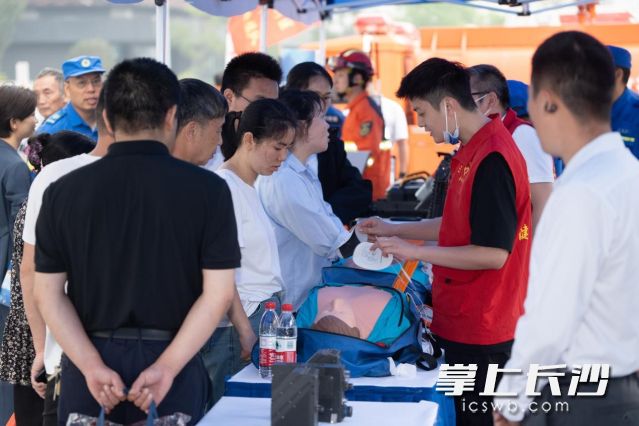 与居民生活息息相关的应急产品吸引了不少市民驻足咨询。