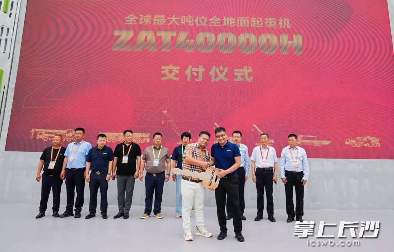 全球最大吨位全地面起重机交付仪式。 均为长沙晚报全媒体记者黄启晴摄