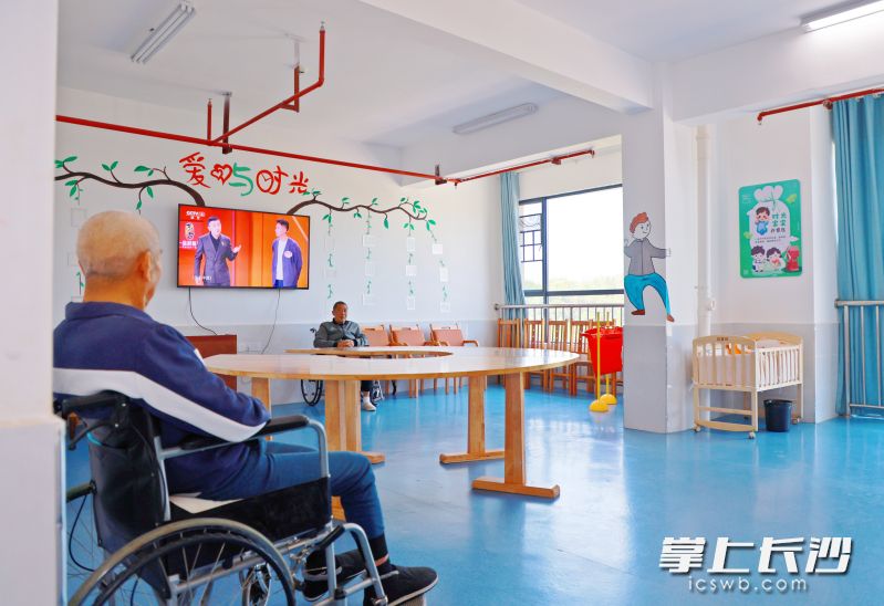 午后，老人们在多功能活动室休闲娱乐。 受访者供图